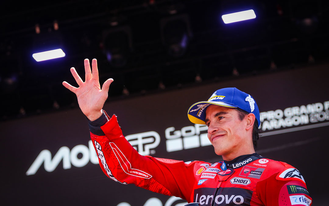 Márquez, líder, saluda a la afición en el podio. / Carlos Casimiro-Motorland Aragón