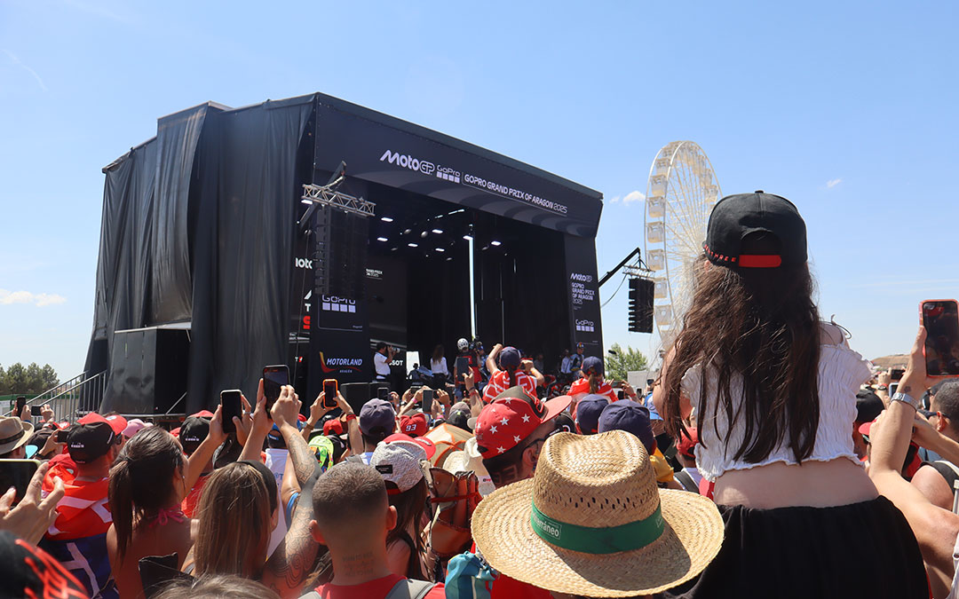El público entregado en el podio de la Tissot Sprint en la Fan Zone. / Alba Zurita