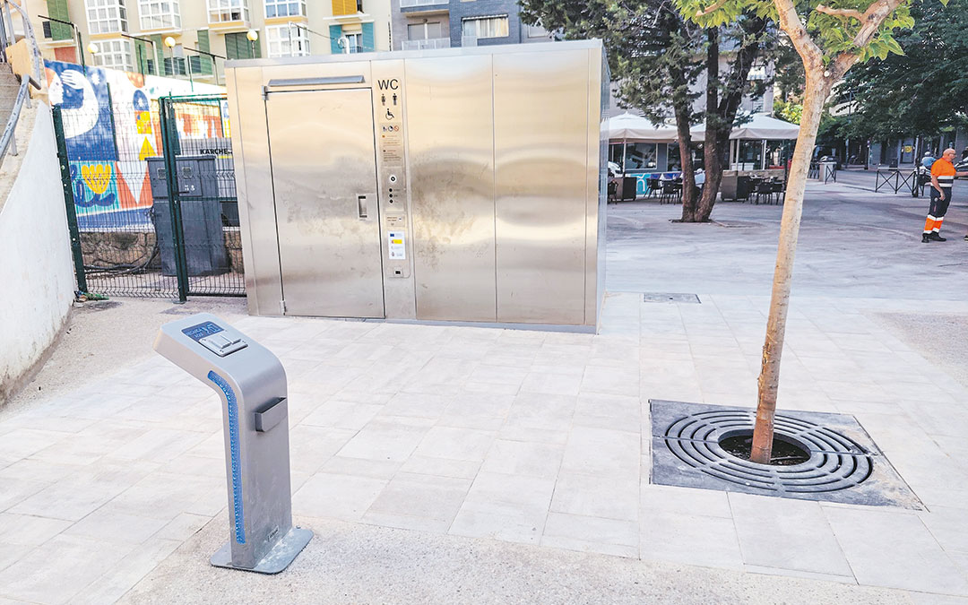 Los baños públicos y el punto de carga con usb para móviles. / A. G.