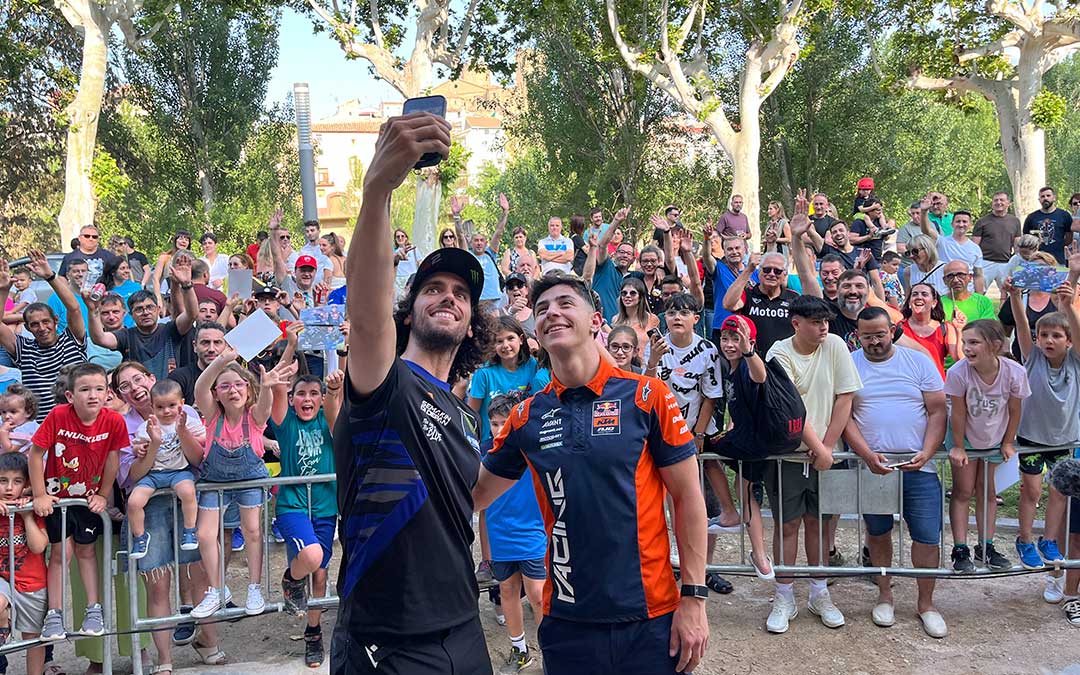 Álex Rins y José Antonio Rueda llenaron la Glorieta de Alcañiz este jueves./ C.O.