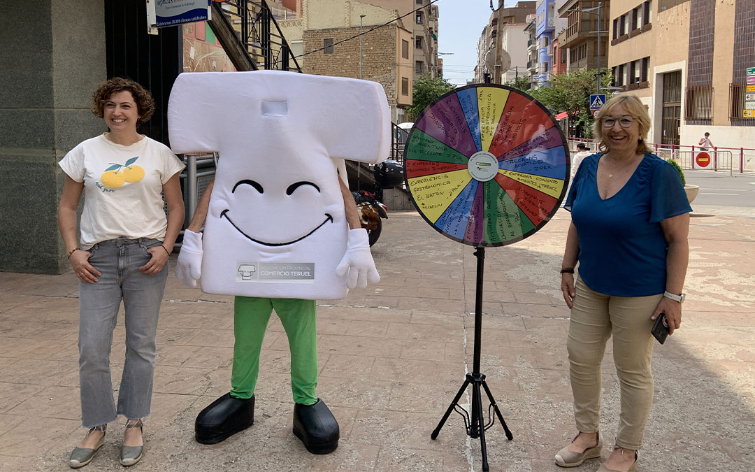Irene Quintana de la Asociación de Comercio y Servicios de Alcañiz y Anabel González de Alcañiz de Tiendas. / S.C
