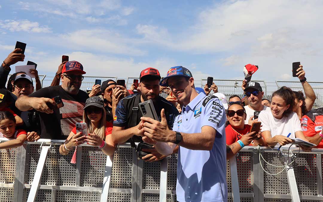 Álex Márquez fue uno de los pilotos más buscados por los fans / A. Zurita