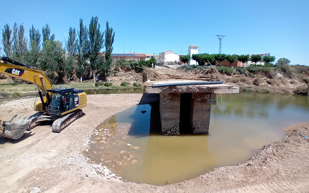 Las máquinas en el cauce en Almochuel, donde la fuerza de la riada dejó al pueblo sin su salida principal. / Javier Zardoya