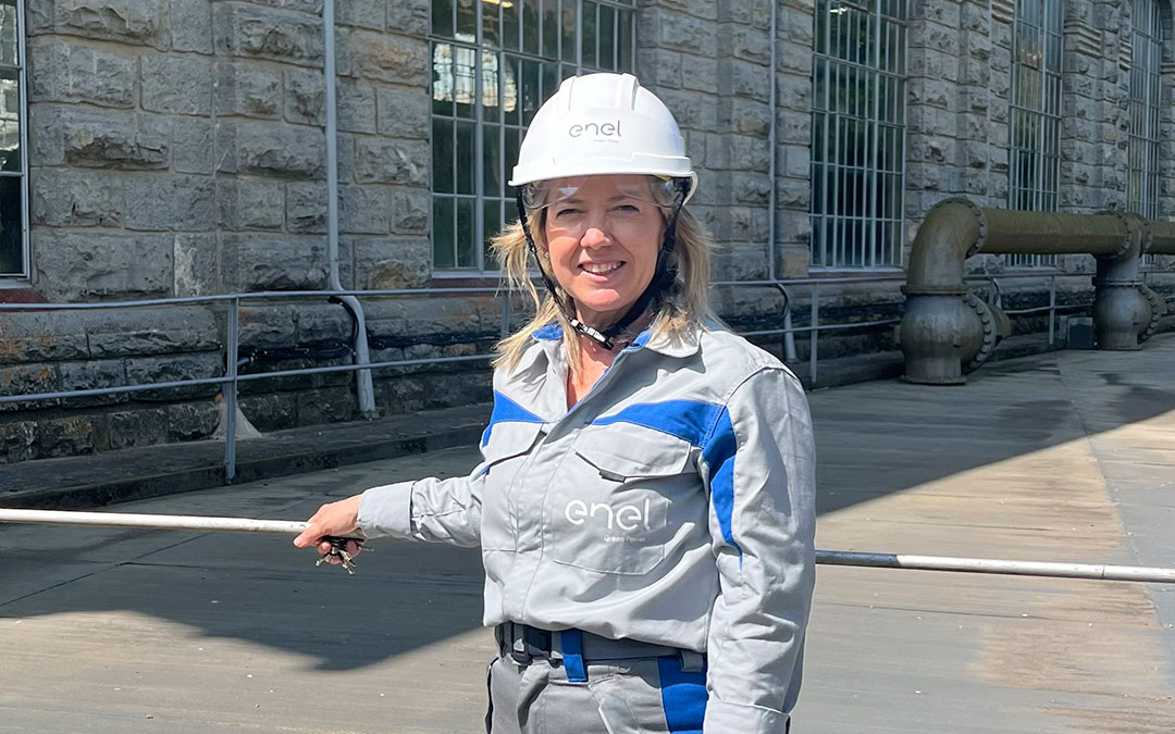 Ana Mindán frente a la central hidroeléctrica de Seira./ Camila Ortiz Tomaselli