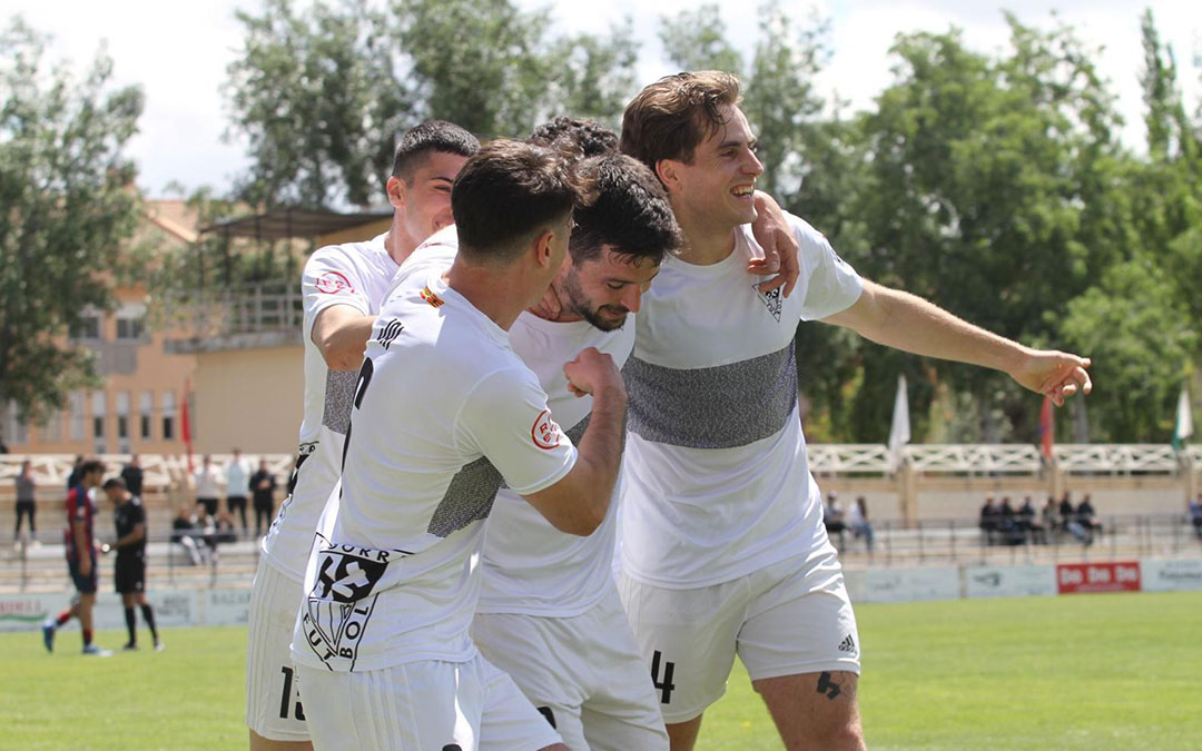 Instantes del partido final liga frente al Huesca tras el gol de Ginés gracias a un pase de Villa. / Rodrigo Comín
