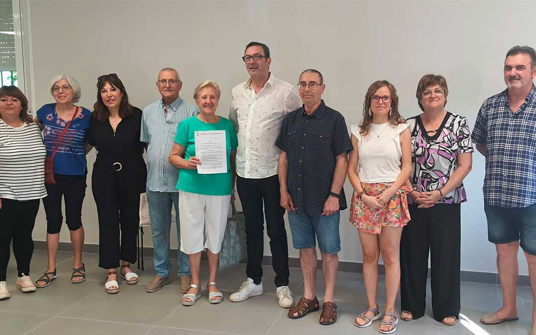 Parte de la corporación municipal ayer junto a reprensentantes de las seis asociaciones que se instalarán en 'El Hospitalillo'./ Ayto.