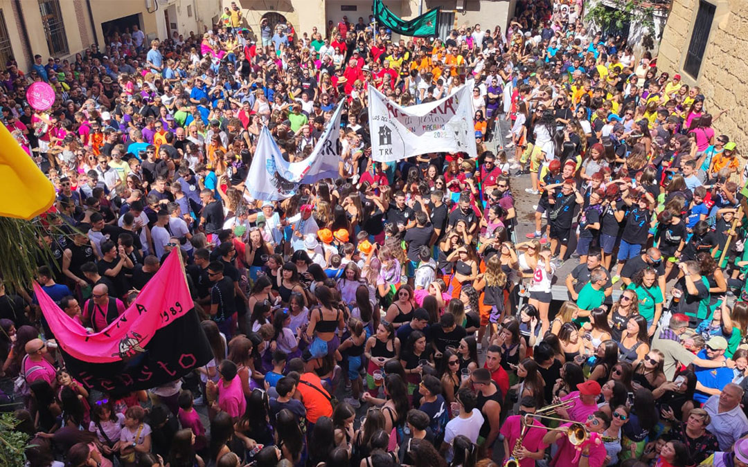 Instantes en la Plaza del Ayuntamiento de Andorra invadida por las peñas tras el cohete anunciador. / S.C