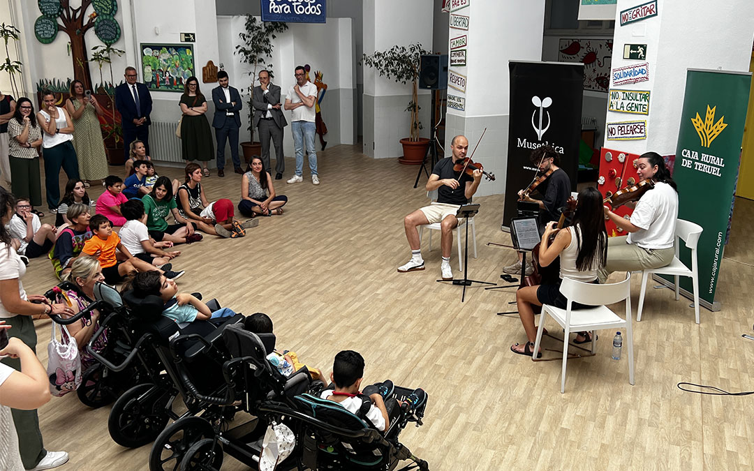 El Colegio de Educación Especial “Gloria Fuertes” de Andorra y Caja Rural de Teruel colaboran con el proyecto internacional Musethica. / Caja Rural de Teruel