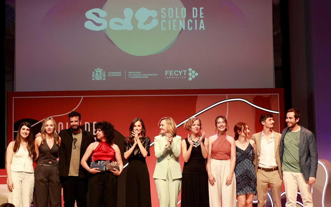Andrea Ariño, primera por la izquierda en la foto grupal del certamen de monólogos científicos presidido por la Reina / La COMARCA