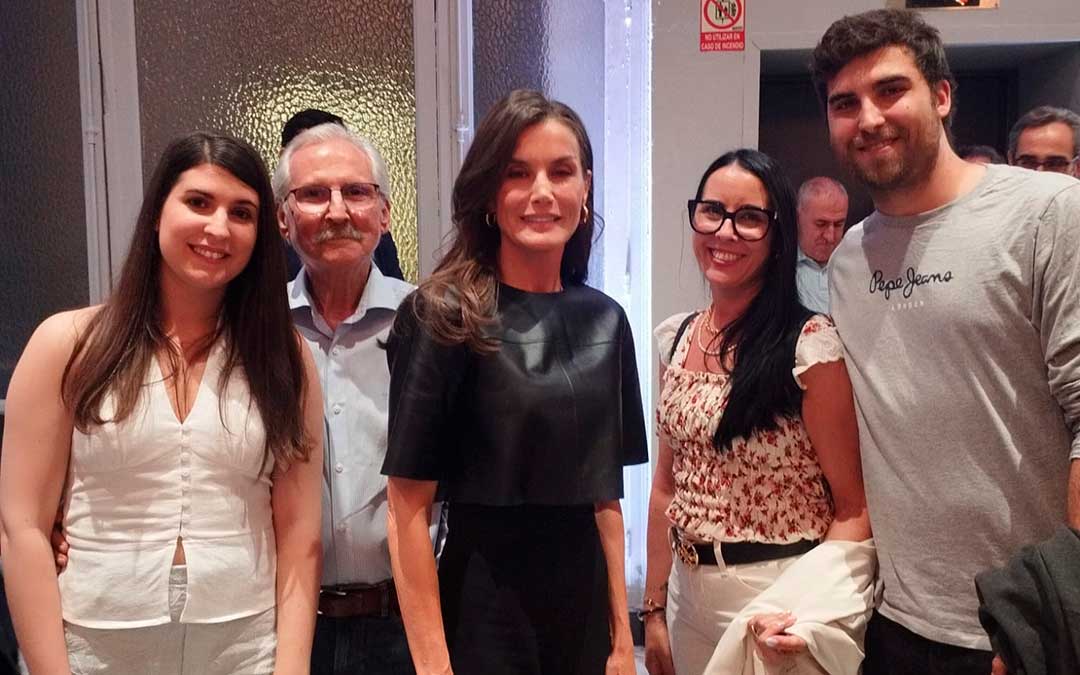 La alcañizana Andrea Ariño y su familia, junto a la reina Letizia / A.A.