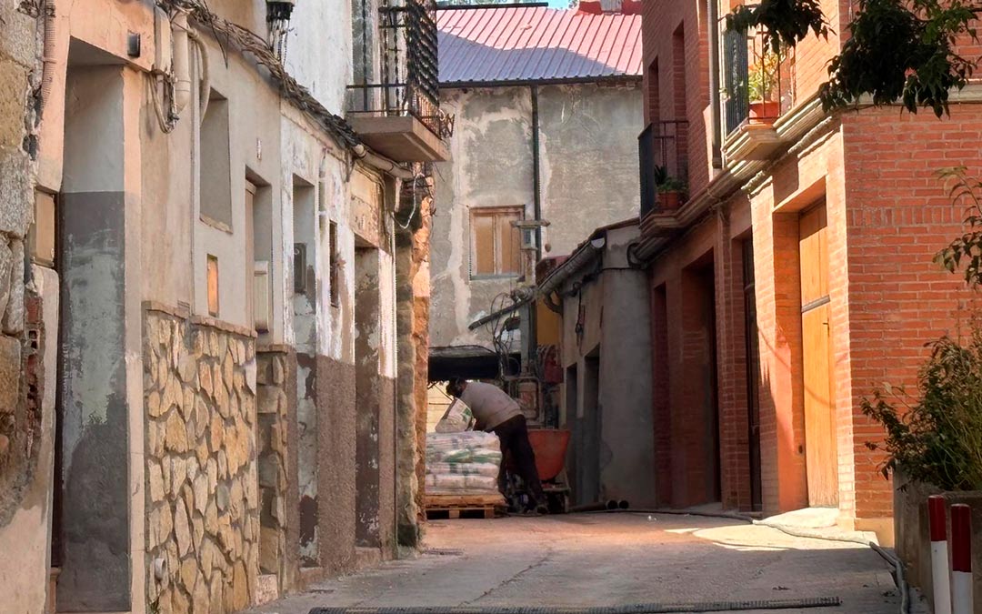 Trabajos de reparación del firme en la calle Mazaleón de Alcañiz./ M.M.R.