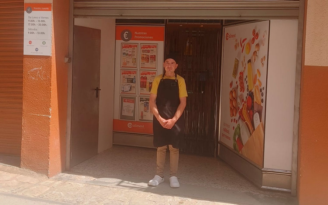 Arturo Mir posa en la puerta de su nueva tienda que lleva abierta una semana./ A.M.