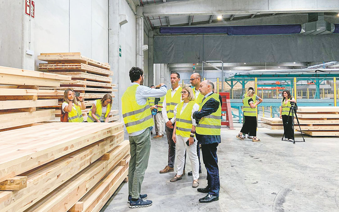 Visita de Esther Carreras a la planta de JV20 Forest en Andorra Teruel. / S.C