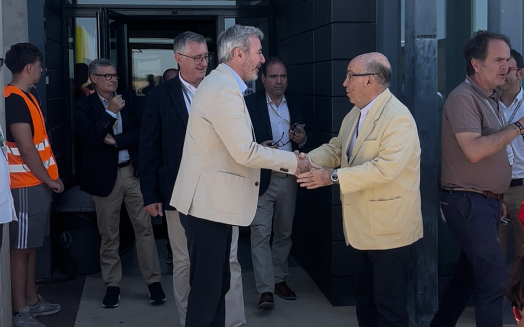 El presidente de Aragón, Jorge Azcón; y el CEO de Dorna, Carmelo Ezpeleta; estrechándose la mano tras reunirse durante el GP de Aragón / L. Castel
