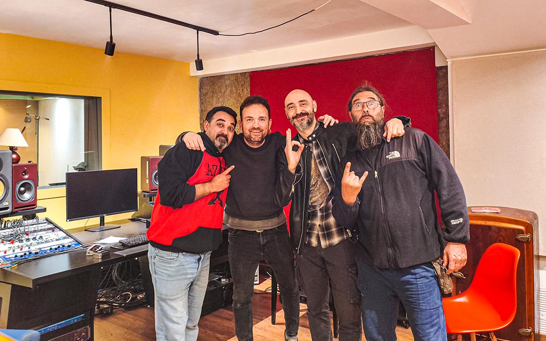 Azero en el estudio, junto a Xavi Moreno (La Fuga), productor del disco./ AZERO