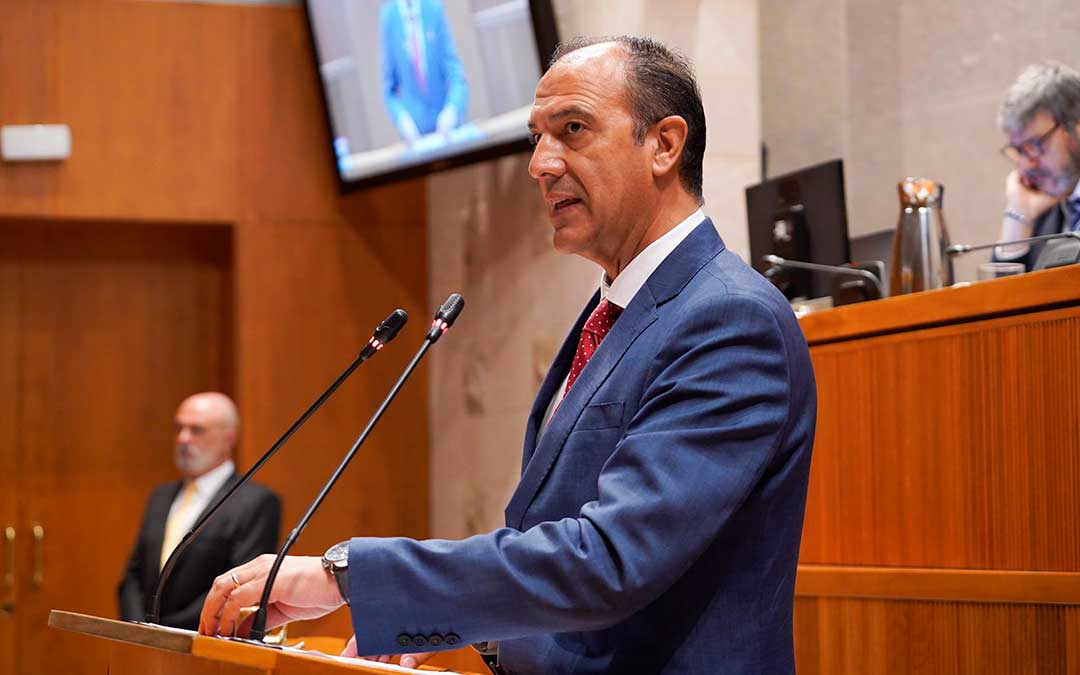 El consejero de Sanidad del Gobierno aragonés, José Luis Bancalero, ha defendido este jueves el decreto en las Cortes de Aragón / DGA