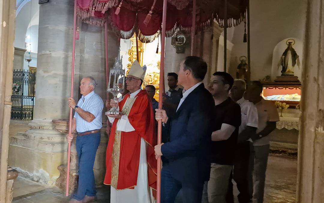 El Cardenal Omella porta la Santa Espina, bajo palio./M.J. Salvador