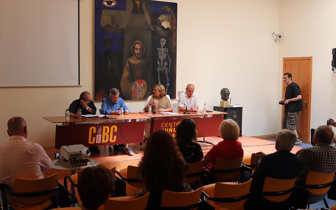 Acto de entrega del cuadro 'Buñuel' al Centro Buñuel Calanda. /A.S.