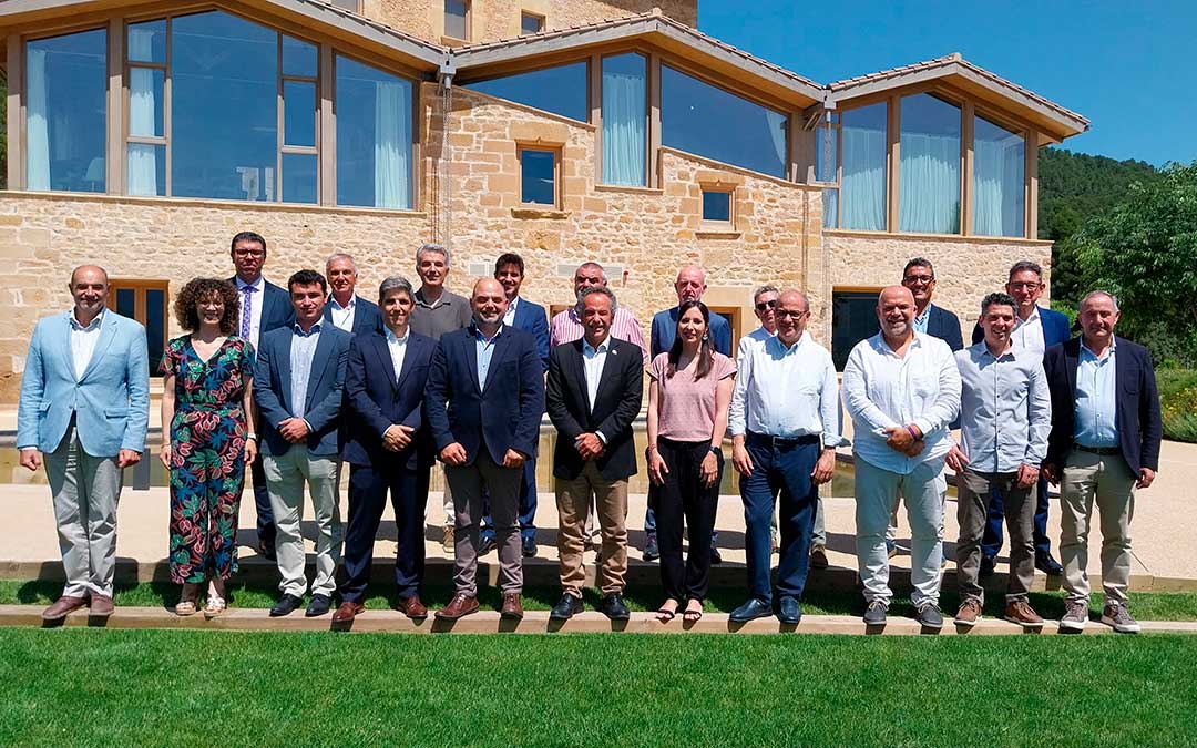 Foto de familia de los participantes en el hotel Torre del Marqués de Monroyo este jueves / Cámara