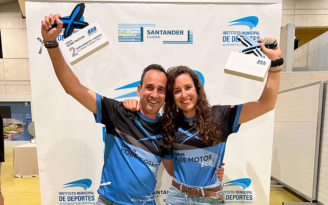 La piloto Laura Aparicio y su copiloto Javier Herrera consiguieron la segunda posición en la prueba del Eco-Rallye de Cantabria. /LAURA APARICIO