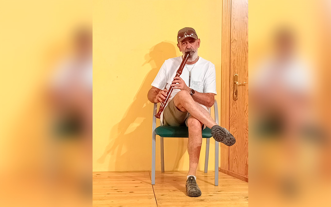 Ricardo Blázquez, en una de sus presentaciones que acompaña haciendo sonar cualquier de los instrumentos de viento que se proponga. / Archivo personal