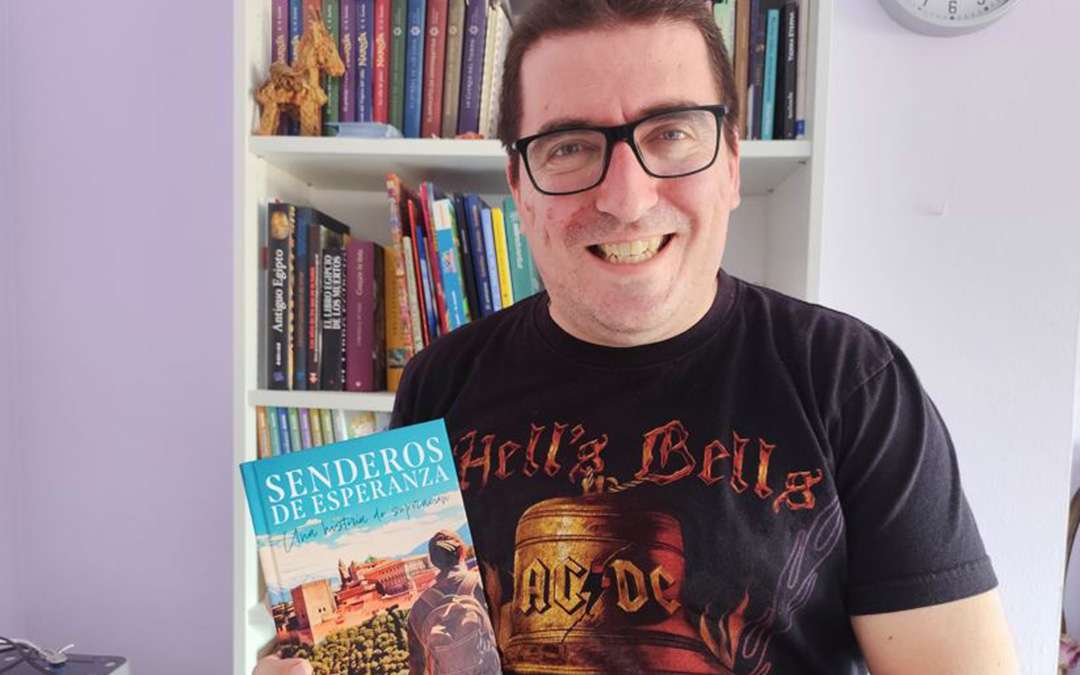 Julián Martín Salinas posa orgulloso con su primer libro autoeditado en Amazon. Él está en las redes sociales como Facebook con su nombre completo, además de en Youtube y Tik Tok. / Archivo personal