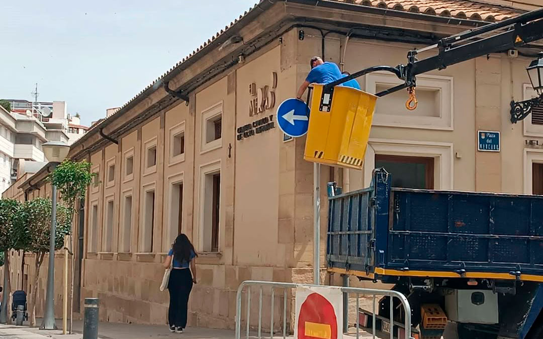 Durante la mañana se ha colocado la nueva señalización vertical./ AYTO ALCAÑIZ