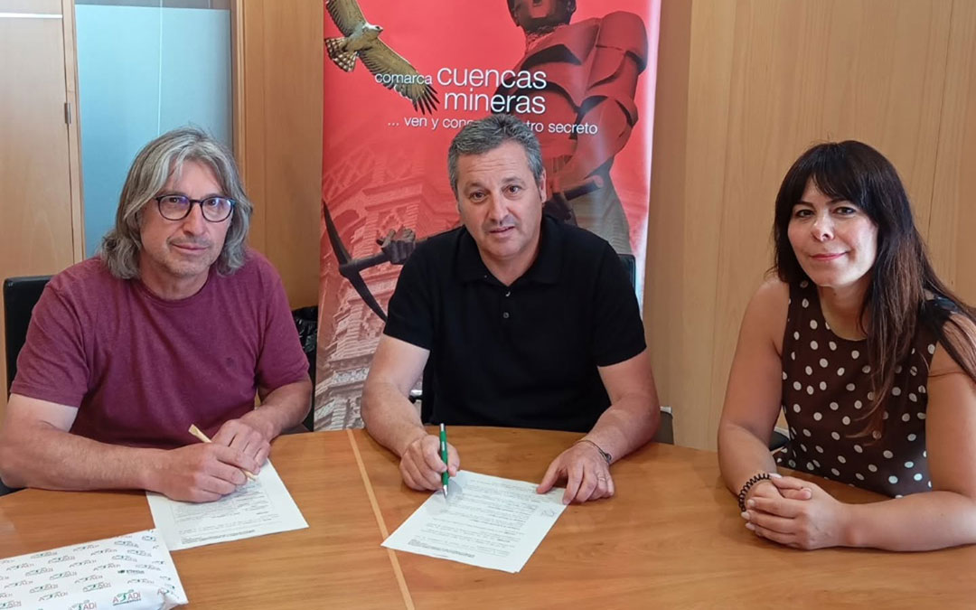 Firma del convenio entre la Comarca Cuencas Mineras y Atadi./ C.C.M.
