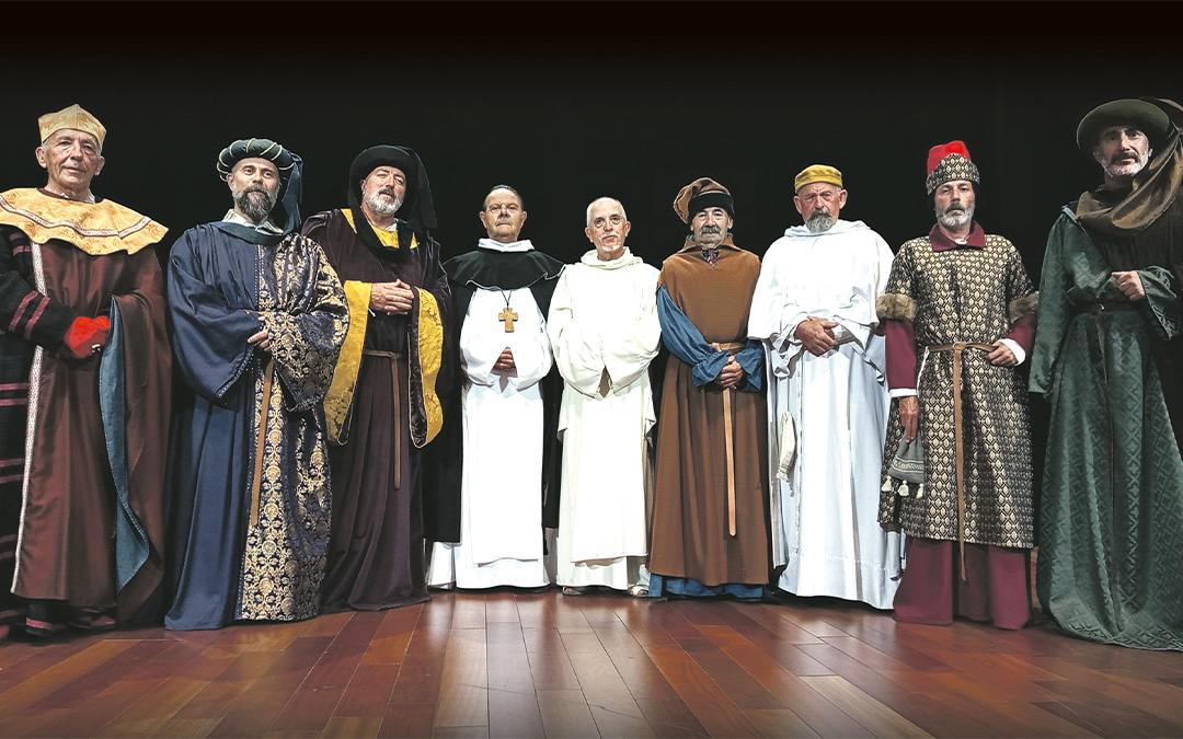 Foto de grupo de los nueve compromisarios en el Teatro Goya de Caspe./ S.F.