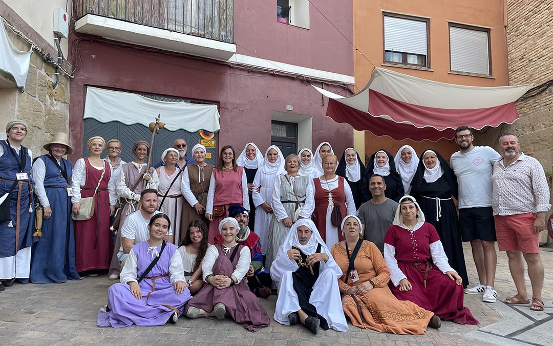 Parte de los actores voluntarios en las farsas junto con Darío Español, coordinador del programa de actos, el equipo de producción y dirección y autoridades./ S.F.