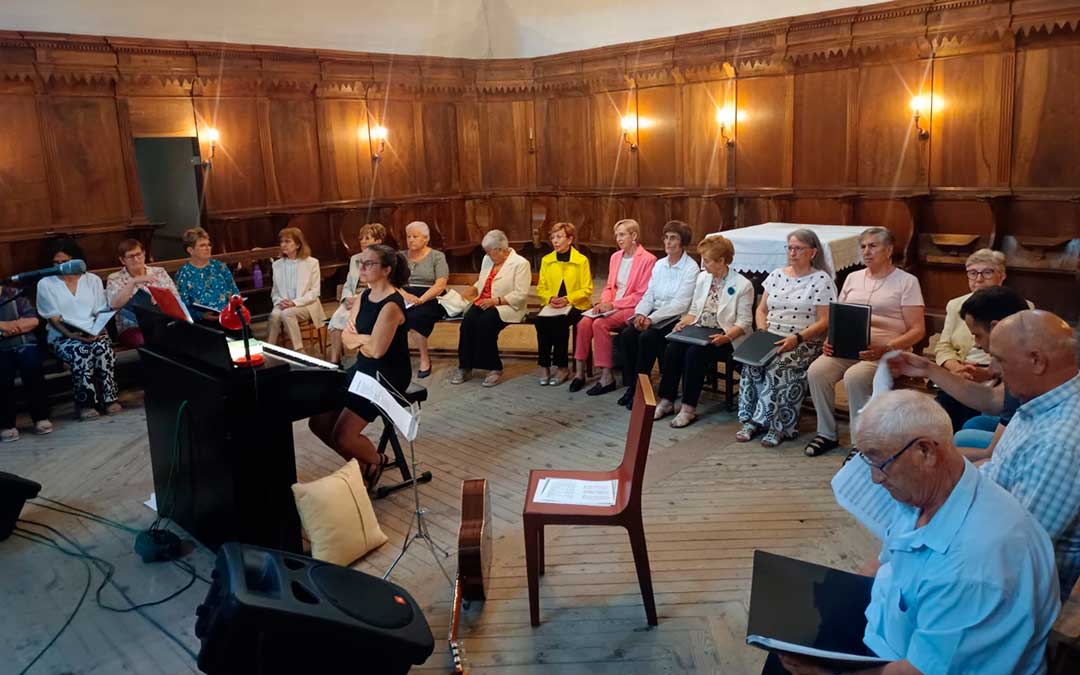 Actuación del coro del Centro de Adultos en el Corpus de Cantavieja / CPEPA