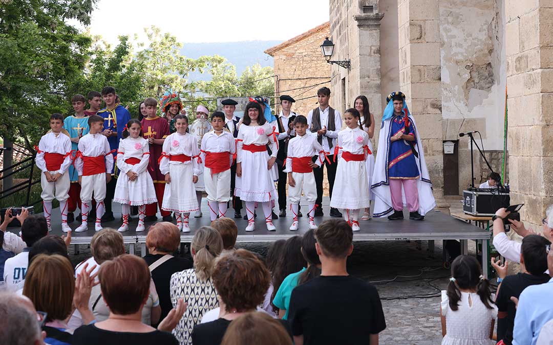 Foto grupal de los alumnos del IES y del colegio de Cantavieja que representaron el dance / Comarca del Maestrazgo
