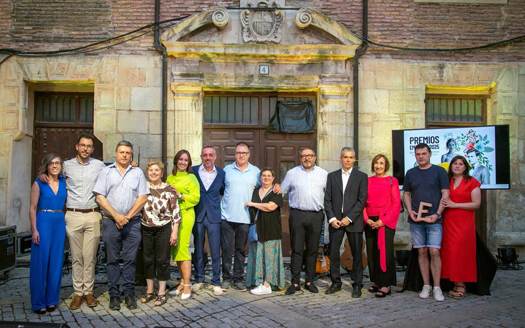 Foto en Ejulve de la familia Ortín con la junta de la Asociación Empresarial Andorra Sierra de Arcos y Bajo Martín (AEA). / Miguel Pedrosa