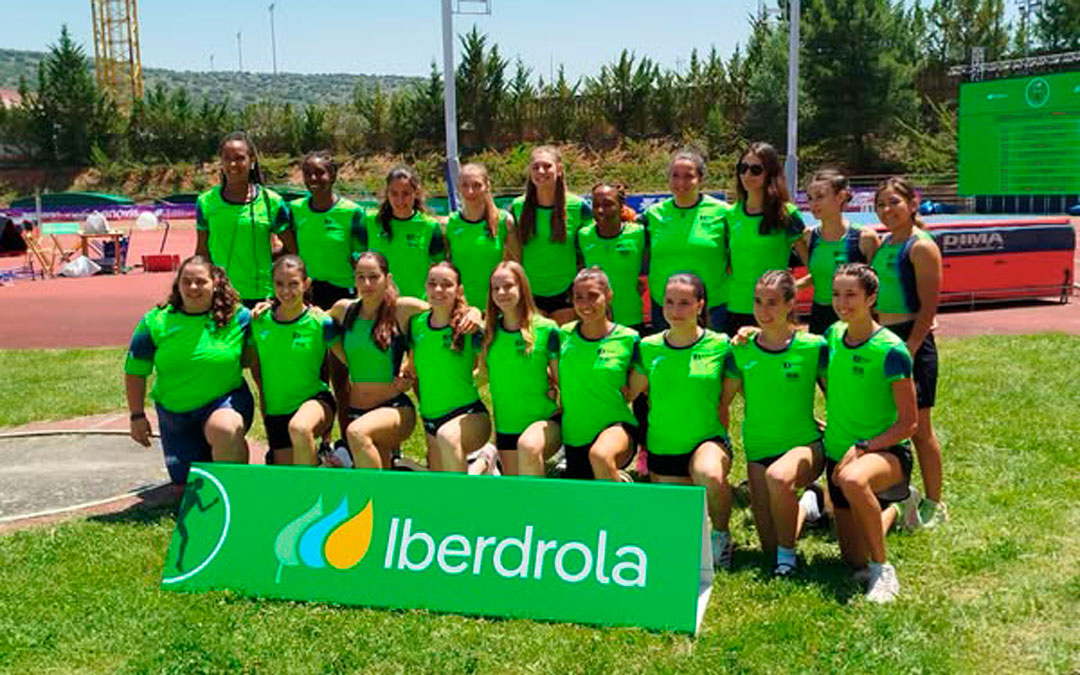 Elena Sanz posando junto a sus compañeras de su club, el Lleida U.A.