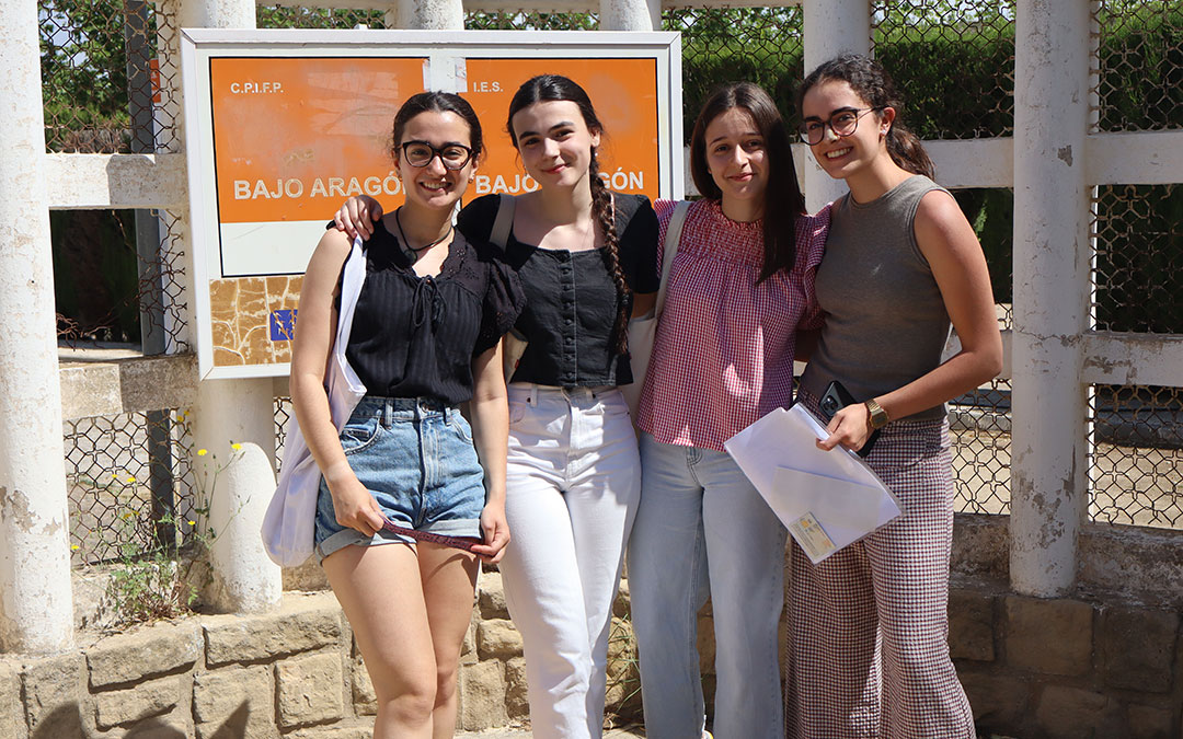 Estudiantes del IES Bajo Aragón antes del examen./ A.Z