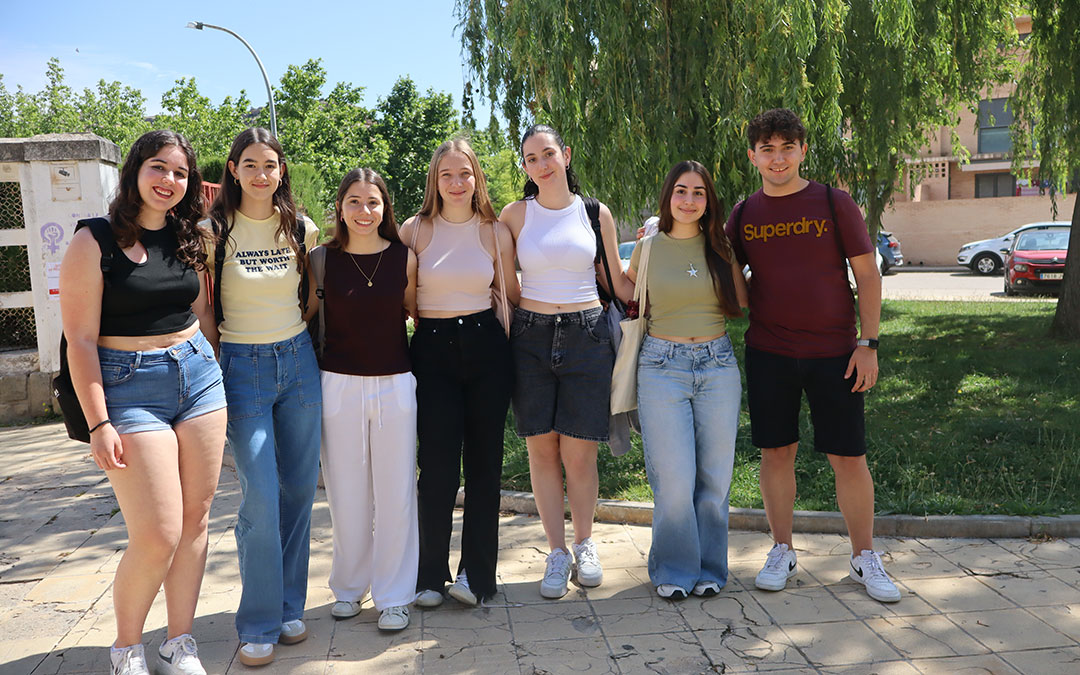 Grupo de estudiantes de Valderrrobres después del examen de Lengua Castellana y Literatura. / A.Z