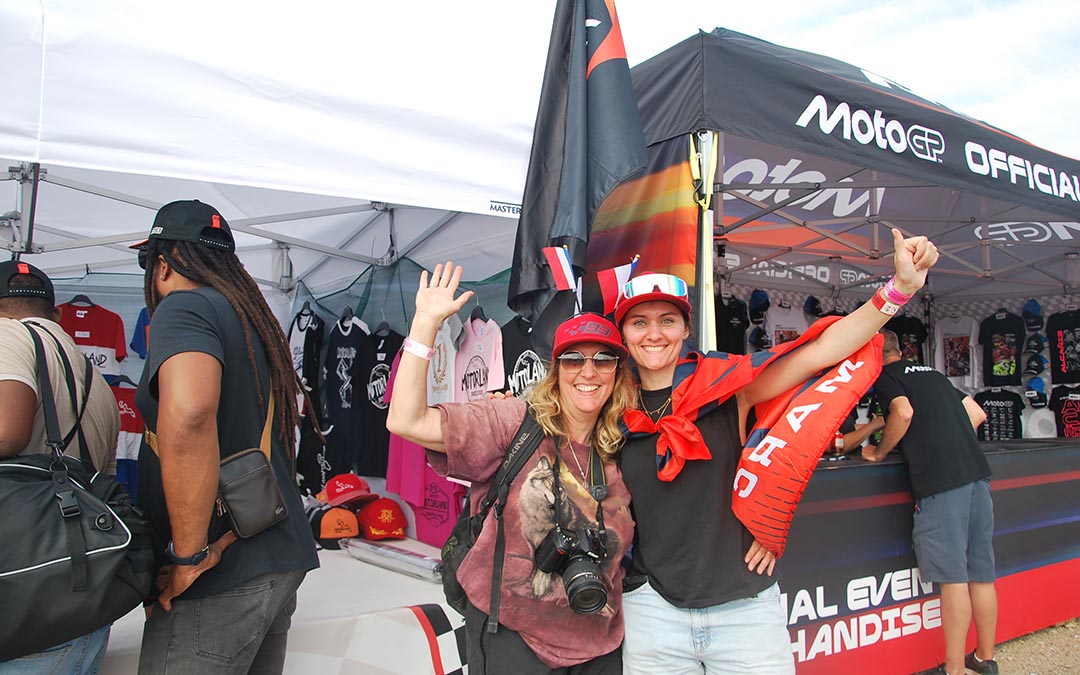 Las ganas de disfrutar de la competición han aflorado en la Fan Zone./ C.O.