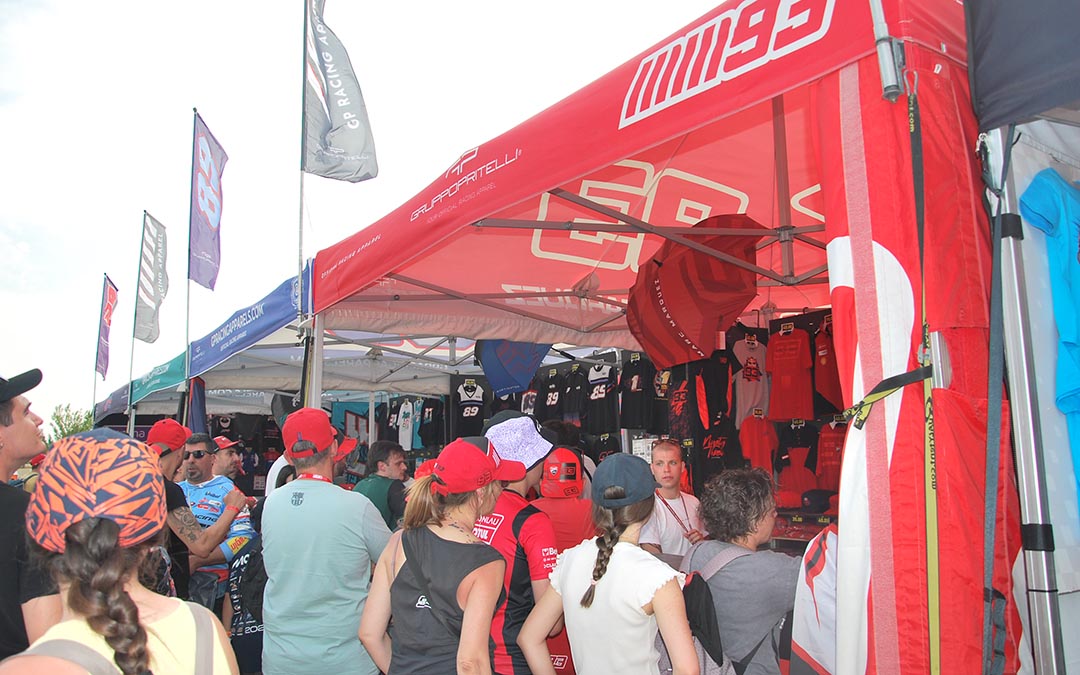 El punto de venta de merchandising de Marc Márquez ha sido el más concurrido./ C.O.