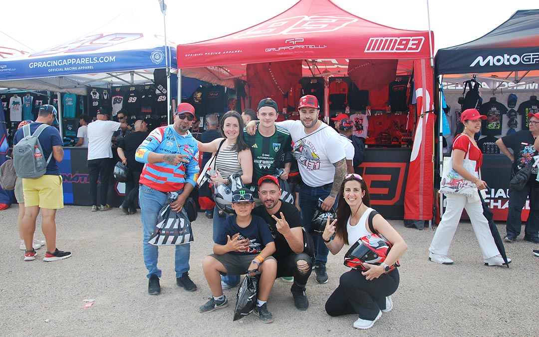 Los grupos de amigos han disfrutado de la primera tarde en torno al motor./ C.O.
