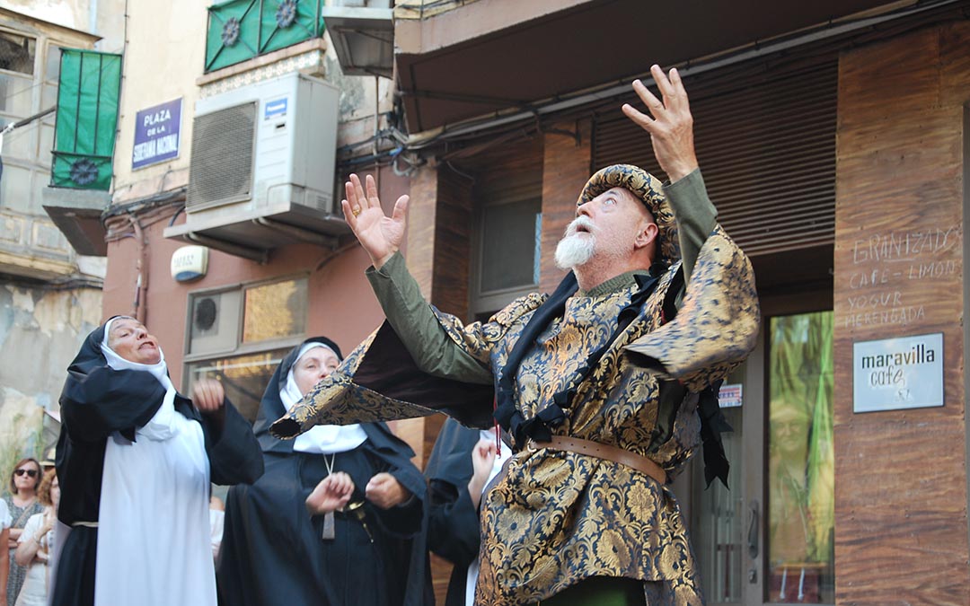 Farsa 'Ante la duda' interpretada en la plaza Soberanía Nacional./ S.F.