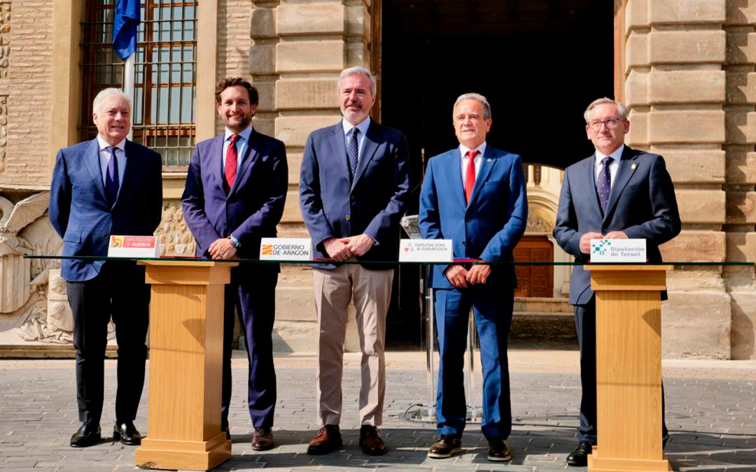 Representantes del Gobierno de Aragón y las 3 diputaciones firmaron este lunes el convenio. / DGA