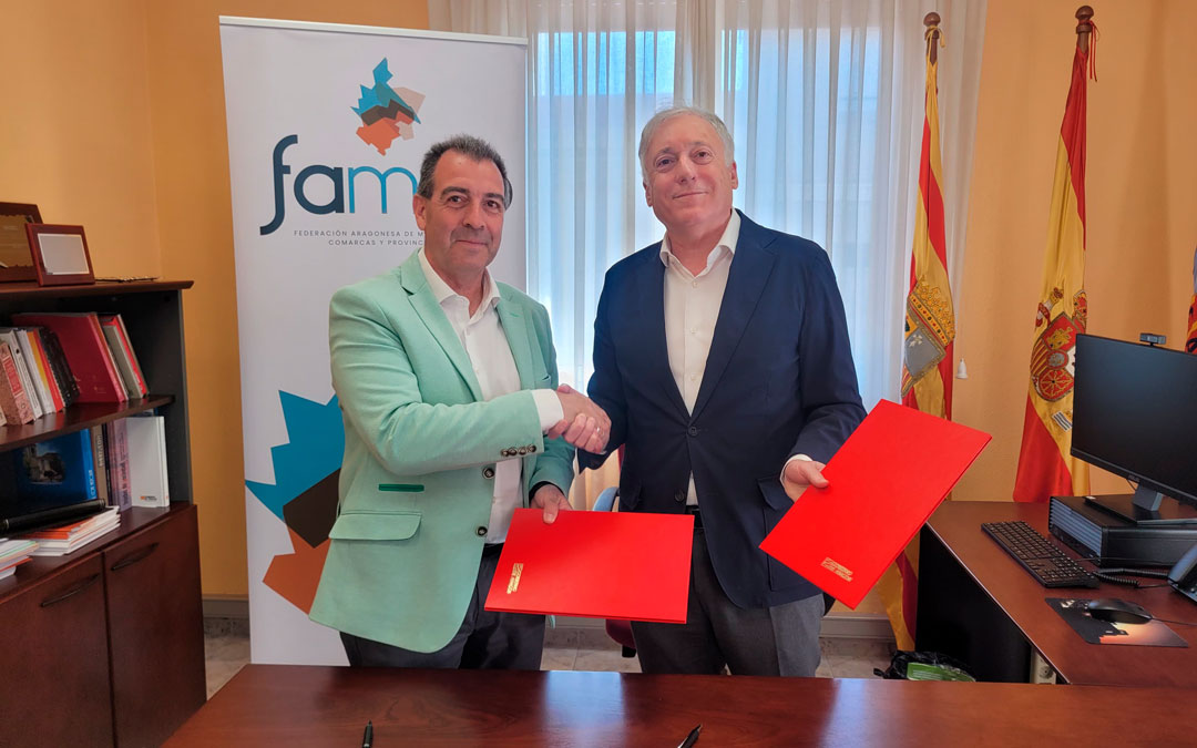 Firma del convenio de colaboración entre ambas instituciones./ DGA