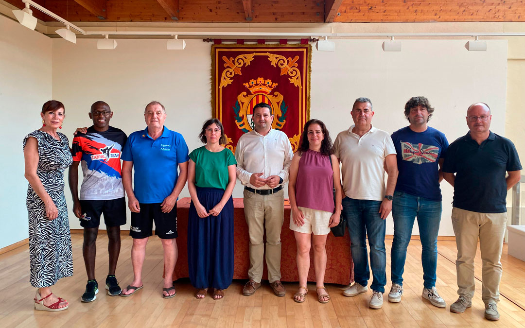 Foto de familia de las firma de convenios deportivos con el Ayuntamiento./ AYTO ALCAÑIZ