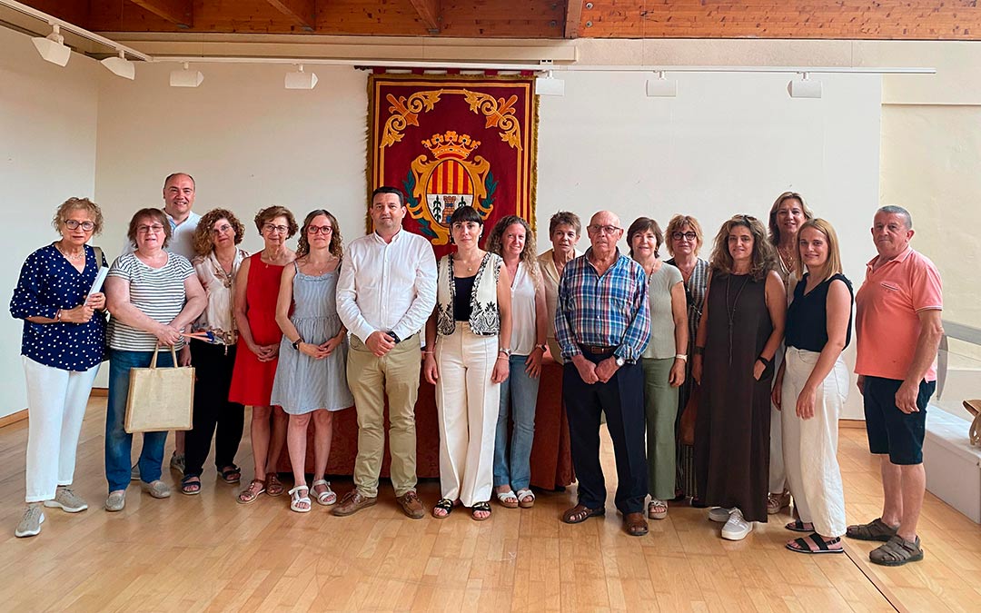 Representantes de las asociaciones junto al alcalde de Alcañiz, Miguel Ángel Estevan, y la concejal de Acción Social, Marta Alquezar./ AYTO ALCAÑIZ