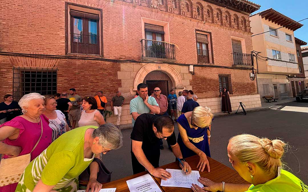 La recogida de firmas en Muniesa ha tenido una buena aceptación este martes / R.B.