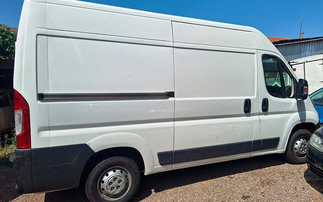 La furgoneta tras ser encontrada en Aluenda./ D.M.