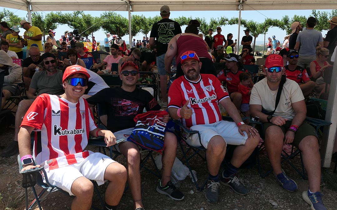 Cuatro amigos del País Vasco disfrutando de las carreras en la Grada 6 de Motorland./ M.M.R.
