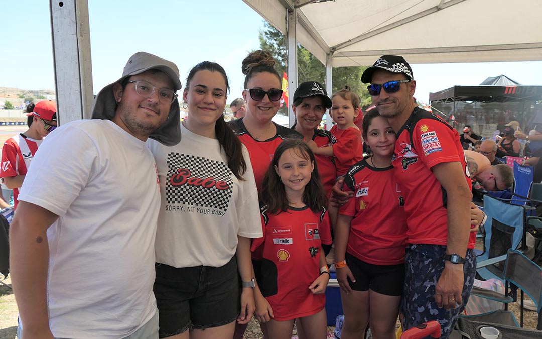 Jordi ha disfrutado de su regalo de cumpleaños en la grada seis de Motorland junto a su novia Gemma y el resto de su familia./ M.M.R.