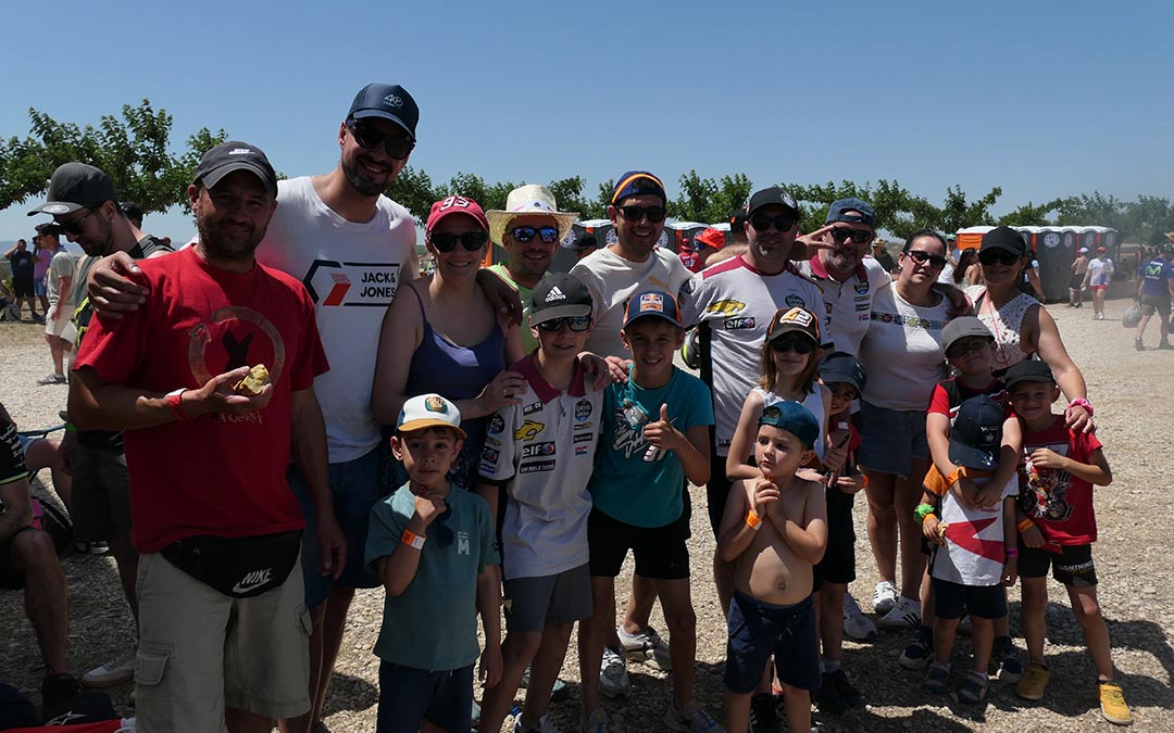 Un grupo de amigos listos para disfrutar de las carreras con sus hijos en la grada 6./ M.M.R.