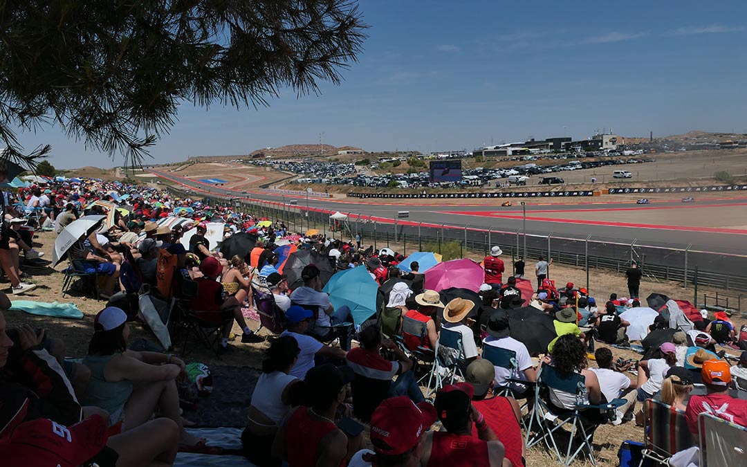 Lleno absoluto para disfrutar de las carreras en la grada 6./ M.M.R.